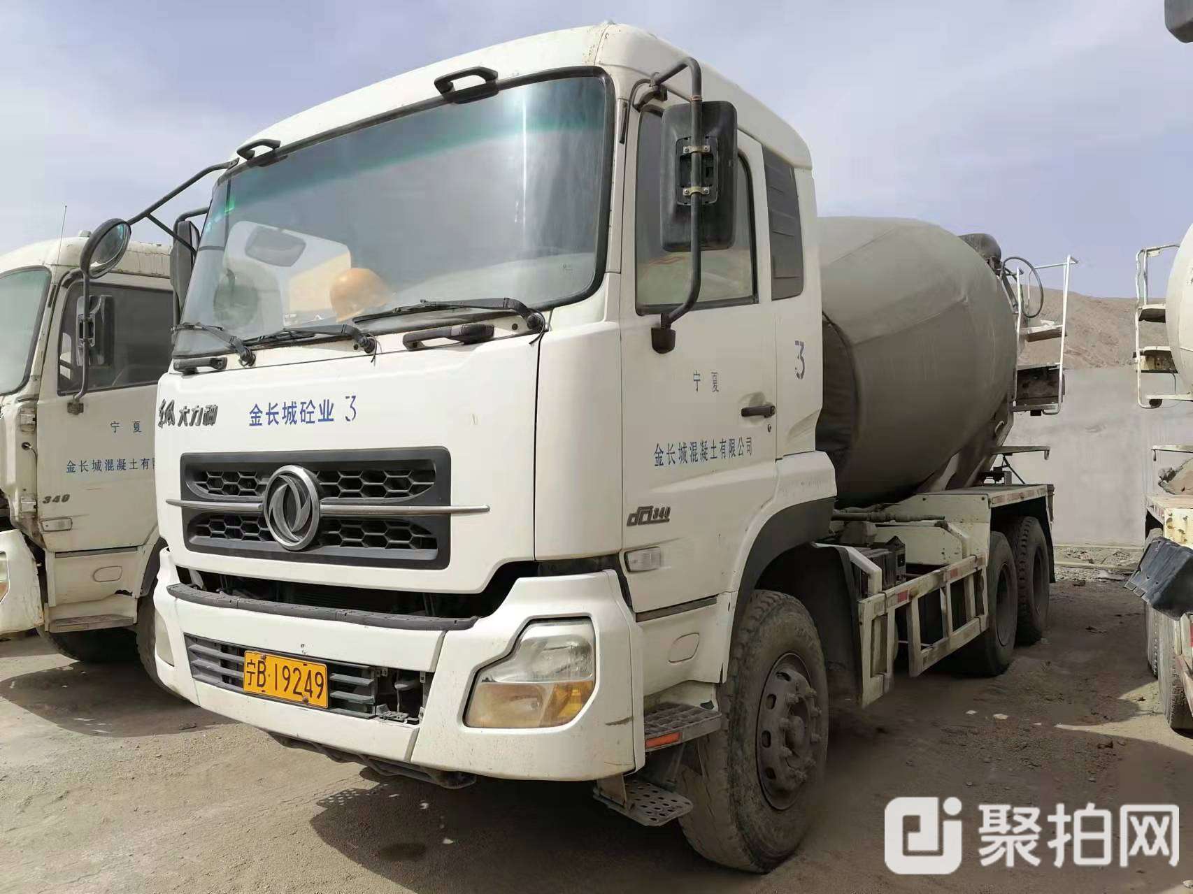 16台搅拌车及一台散装运输车