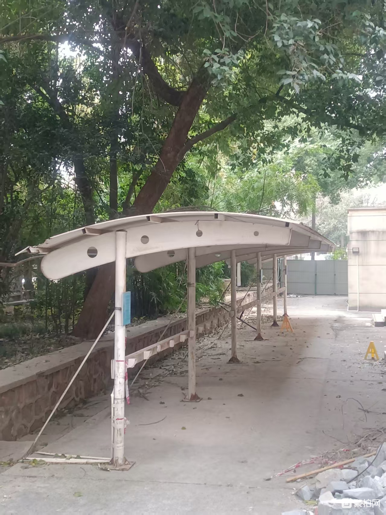 所非固废旧物资-食堂设备及停车场废弃镀锌钢管停车架