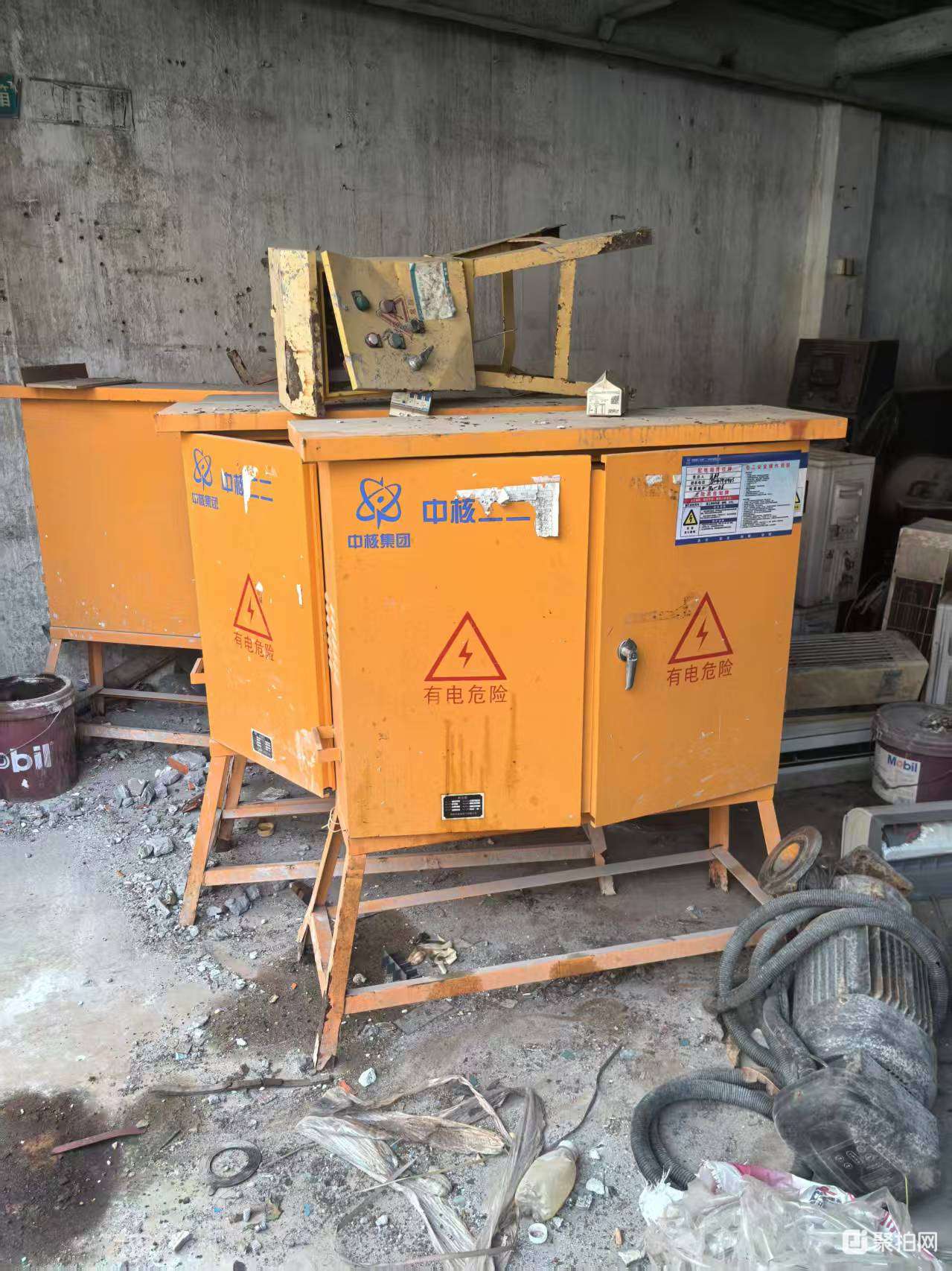 办公家具，厨房用品、工地防护、电箱、空调的一批废旧物资