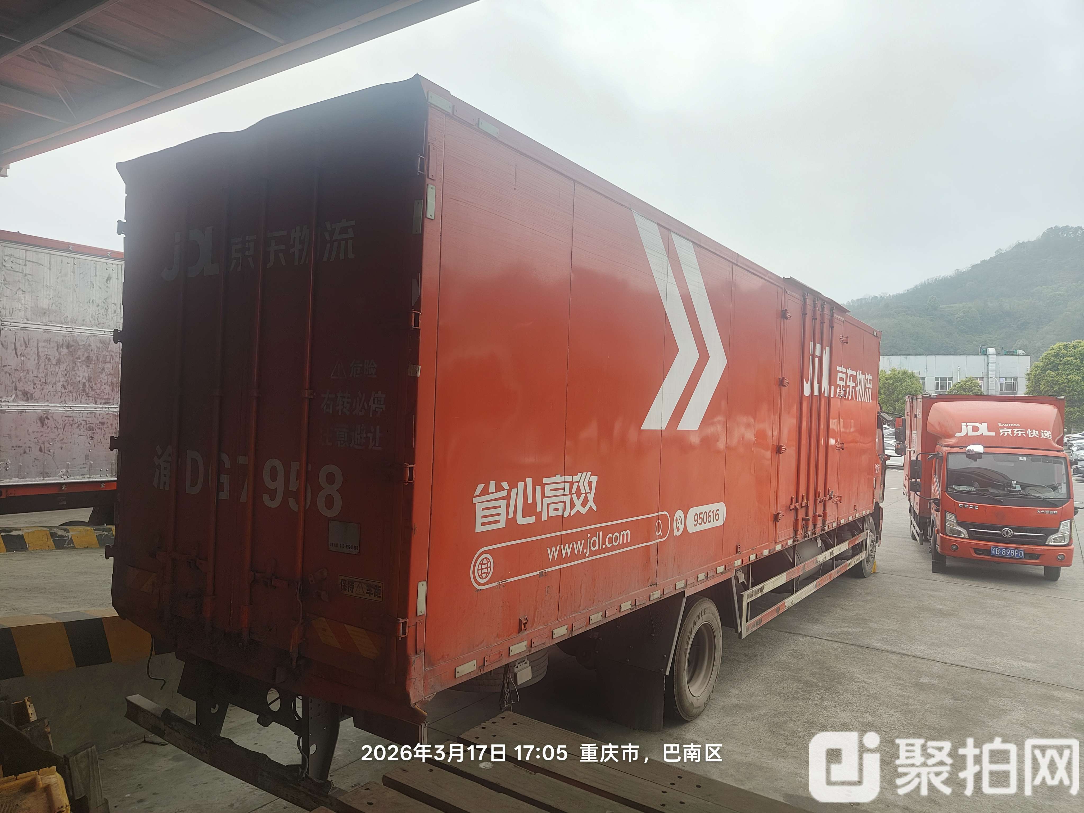 【渝DG7958】9.6M乘龙货车2轴1辆