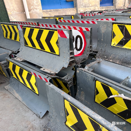 废钢铁-移动钢护栏，长度1.5米，总数400米400m