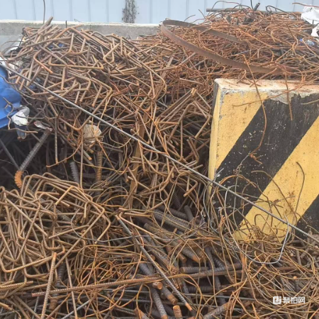 1、废旧钢筋一批：重废和轻废分类挑拣拉货
