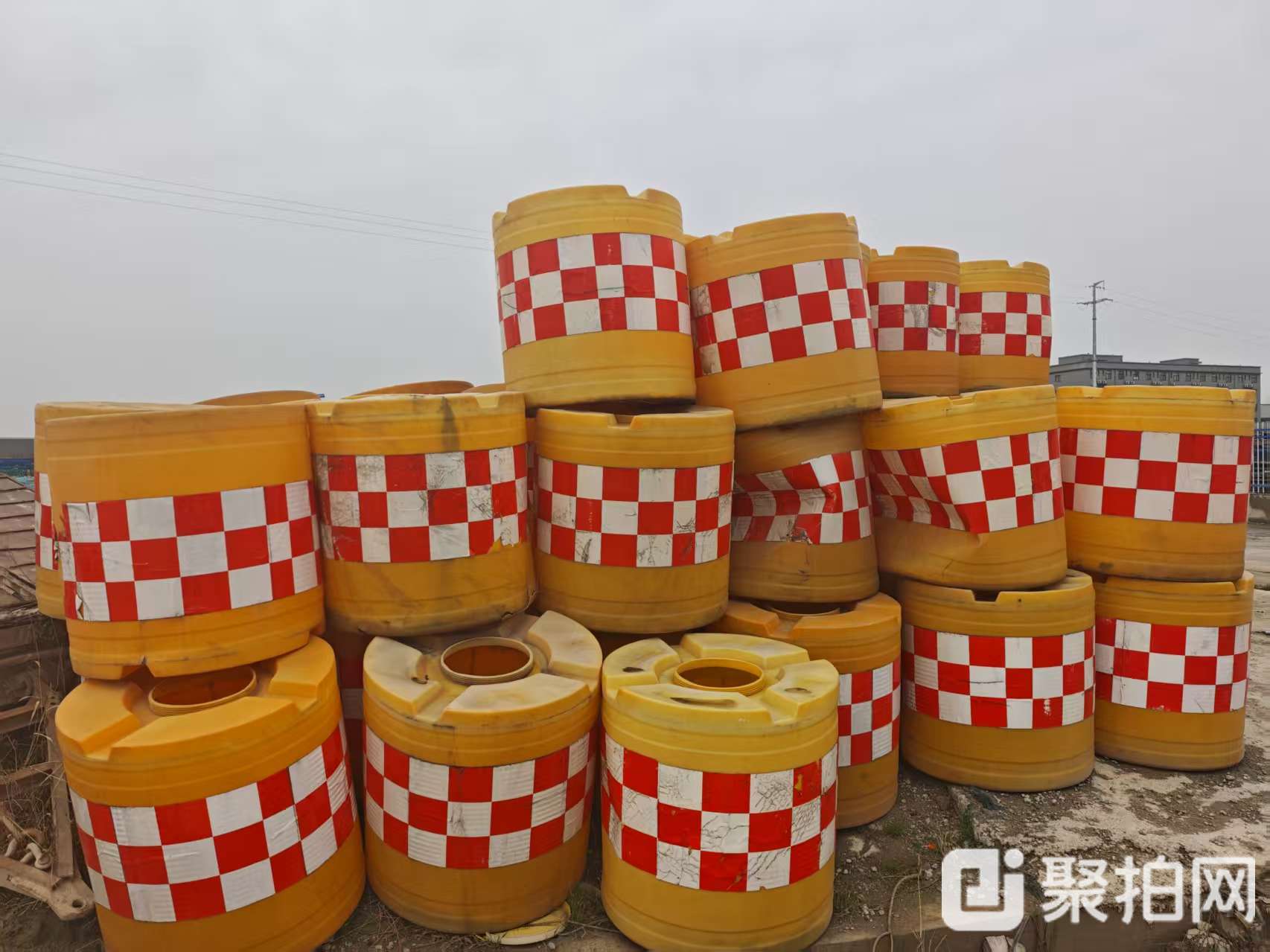 工程废塑料-锥桶、防撞桶、灭火器、救生圈450套