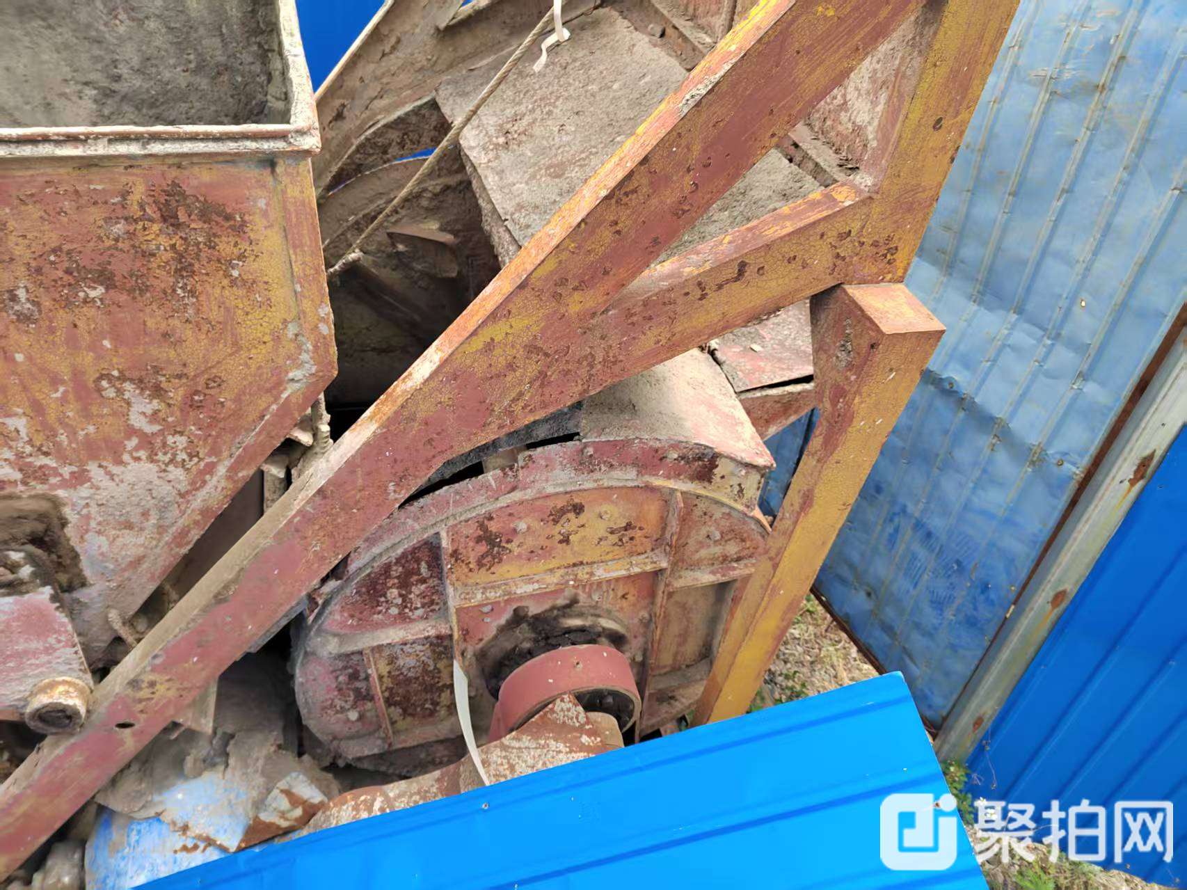 废旧设备一批：（污油罐1个、单卧轴式混凝土搅拌机3台）